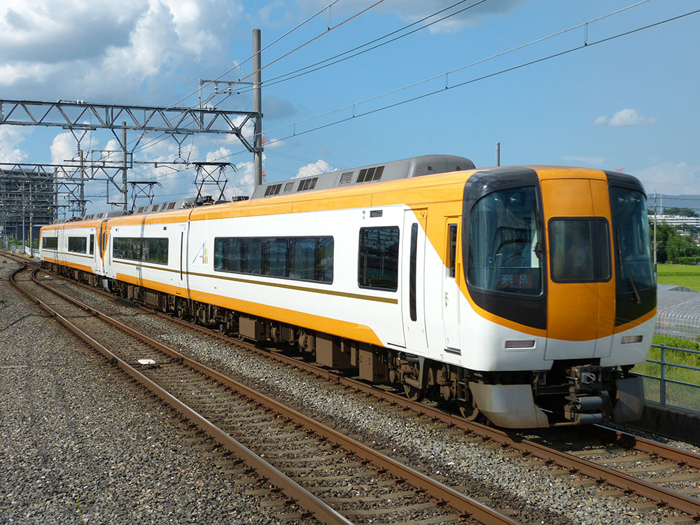 近鉄京都線宮津駅付近を通過する22000系2両＋2両の奈良行き特急