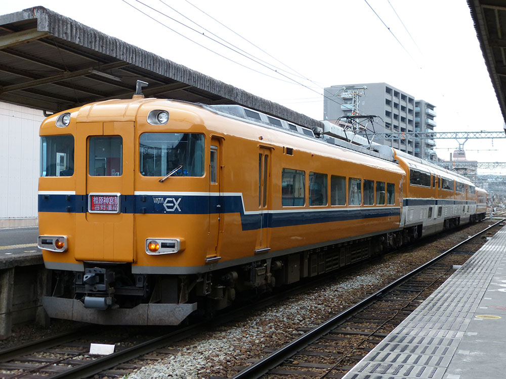 近鉄橿原線橿原神宮前駅に停車中の、京都行き特急30000系ビスタカー