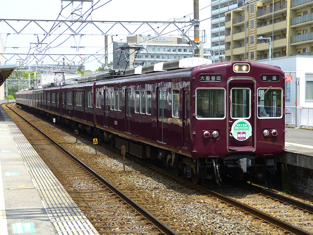 阪急千里線開業100周年記念ヘッドマークを掲出した3300系3328Fです。