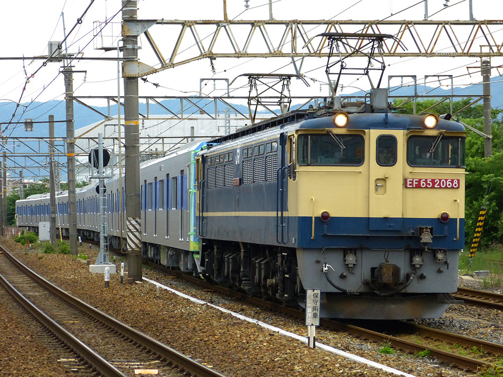 EF65-2068が牽引する都営地下鉄三田線用6500形の甲種輸送です。