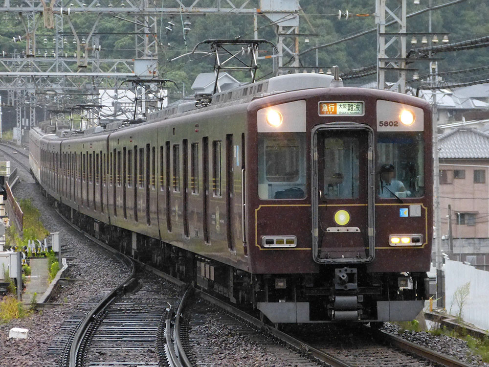 近鉄奈良線東生駒駅を通過する、5800系5802F(DH02、奈良線開業100周年ラッピング)+9020系の難波行き急行
