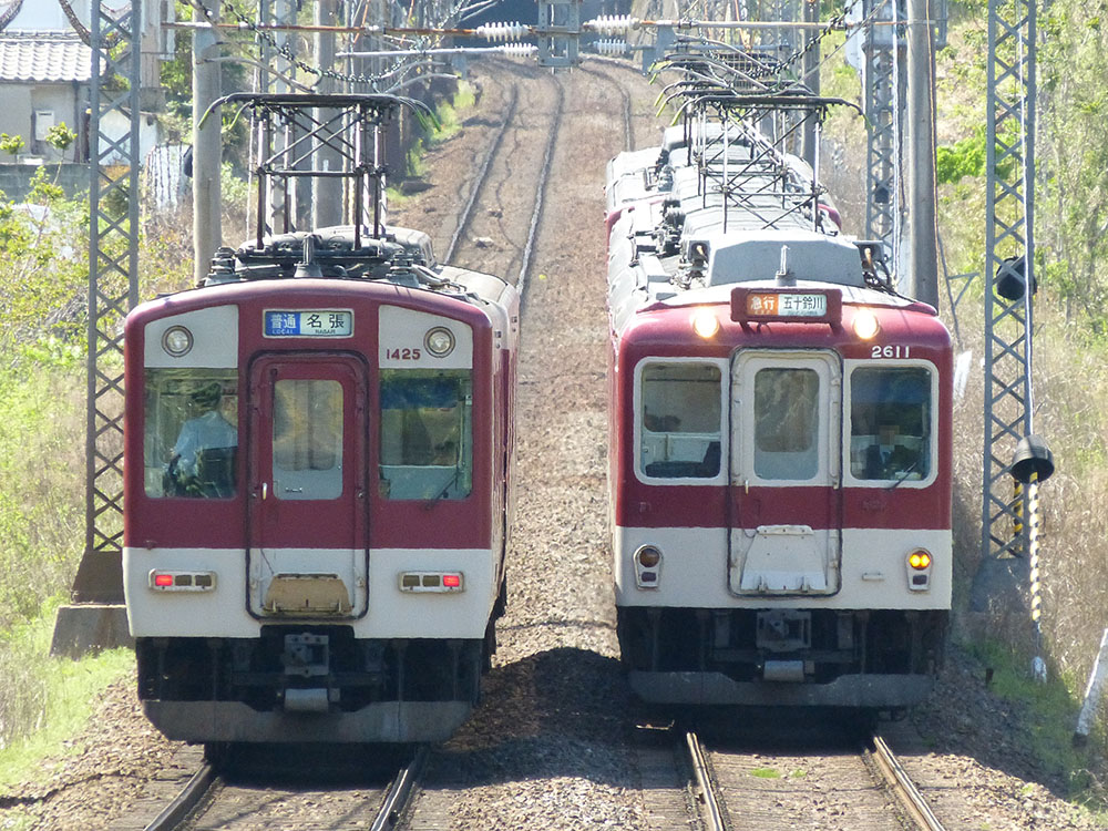 近鉄大阪線で離合する名張行き普通と五十鈴川行き急行
