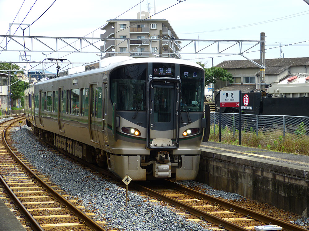 桜井線（万葉まほろば線）の新型車両、２２７系との並びを京終駅の駅名標と合わせて撮影。