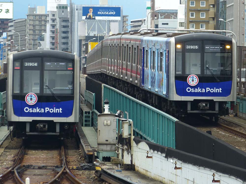 御堂筋線31000系「Osaka Point」ラッピング編成同士の並び　新大阪にて