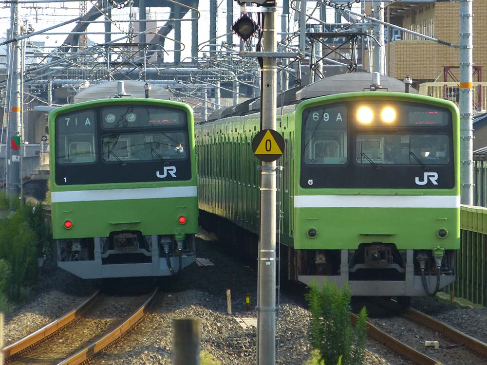 おおさか東線を行きかう、201系ND601編成とND607編成。どちらも車番シール一桁が外れてしまい、本来は奈良に存在しない一桁車両番号になっています。