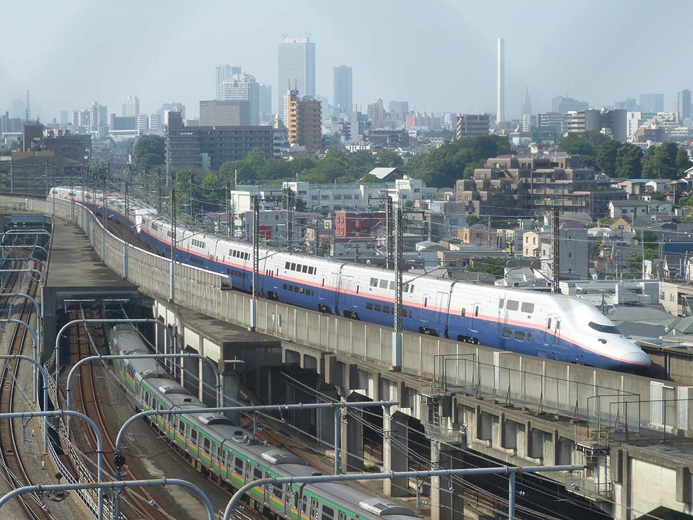 赤羽駅付近のホテルから撮影。E4系MAXは上越新幹線に転属しピンク帯になりました。重連で走行しています。