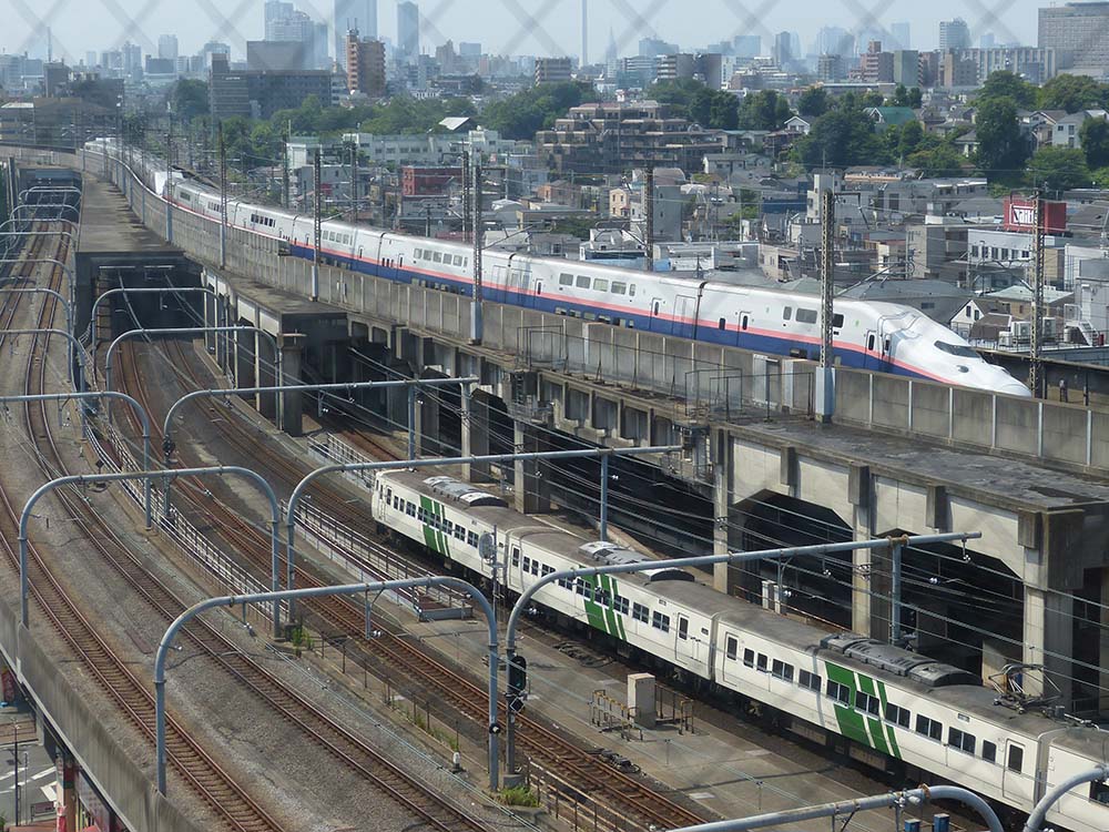 赤羽駅付近のホテルから撮影。E4系MAXが重連で東京駅へ向かっています。眼下には185系が走っていたので慌ててコンビで撮影。