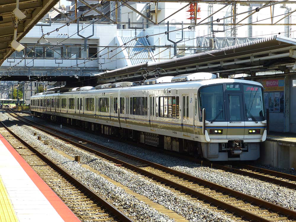 大和路線平野駅に停車中の221系普通