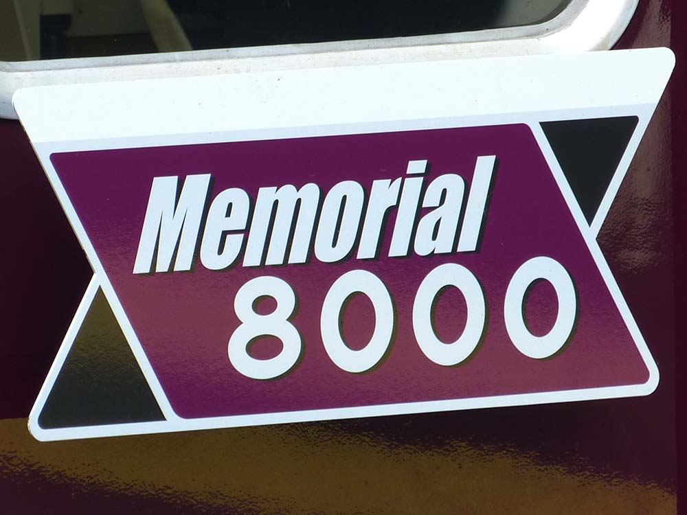 Memorial8000のエンブレム