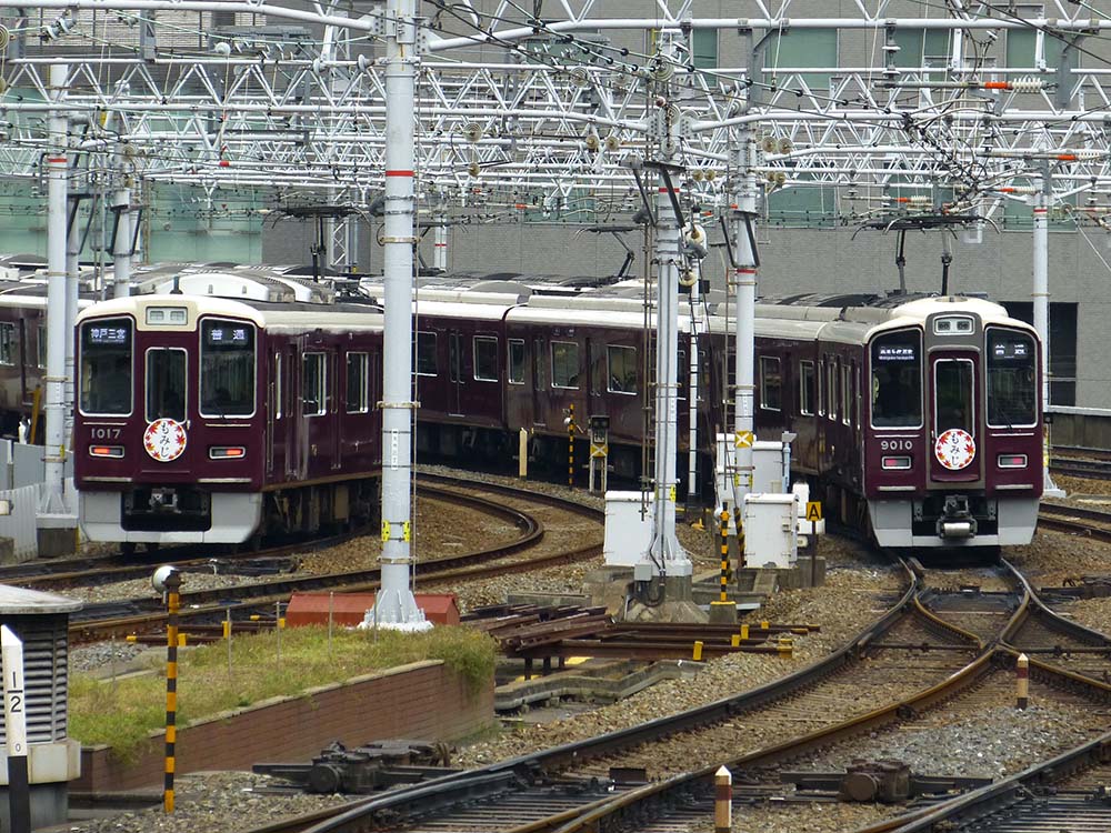 もみじHMを掲出した、宝塚線9000系9010Fと神戸線1000系1017Fの並走
