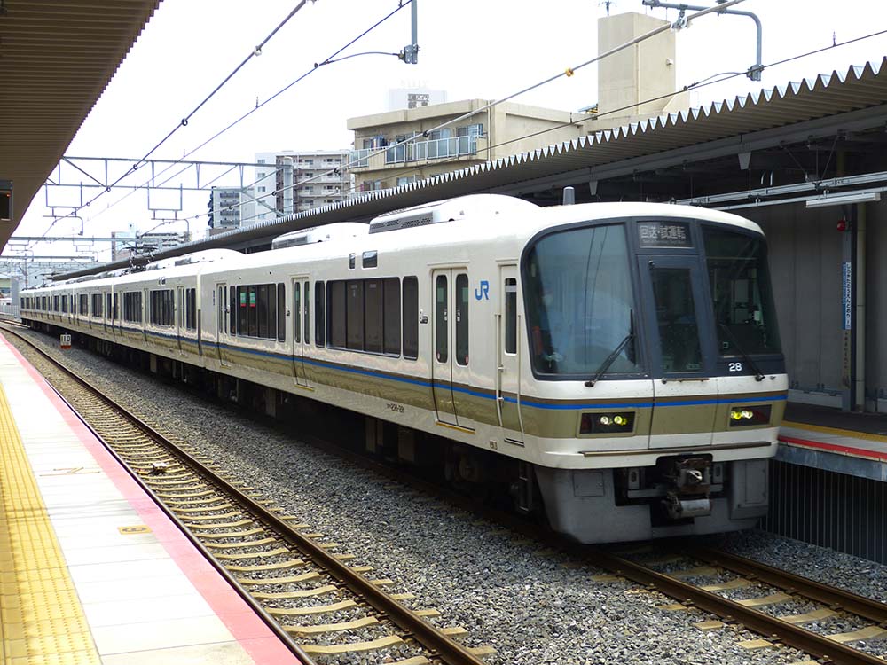 おおさか東線を保安列車として走行する221系