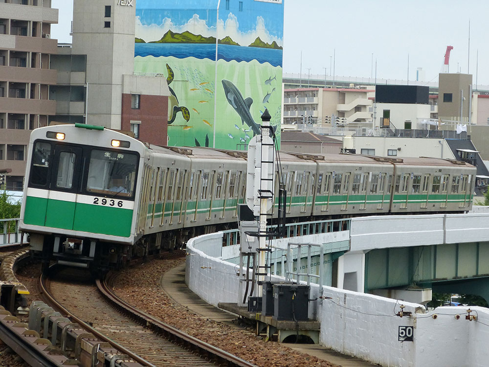 朝潮橋駅付近を走行する大阪メトロ中央線20系