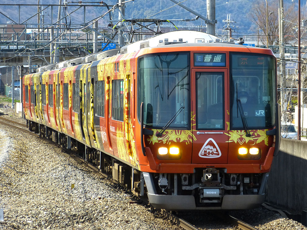 嵯峨野線で運用開始した223系（森の京都ラッピング編成）