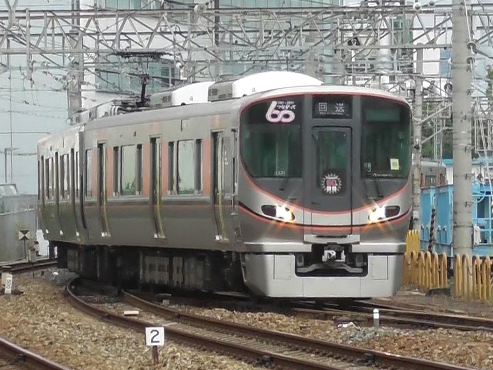 安治川口駅の貨物線に入ろうとする323系