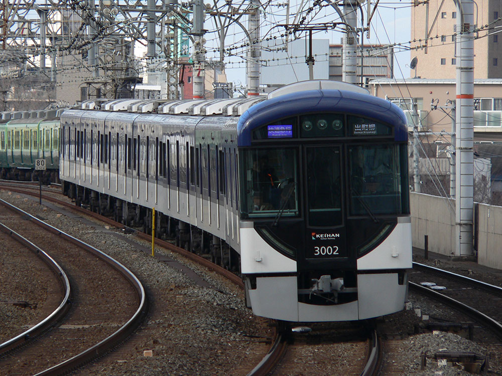 京阪西三荘を通過する3000系快速急行