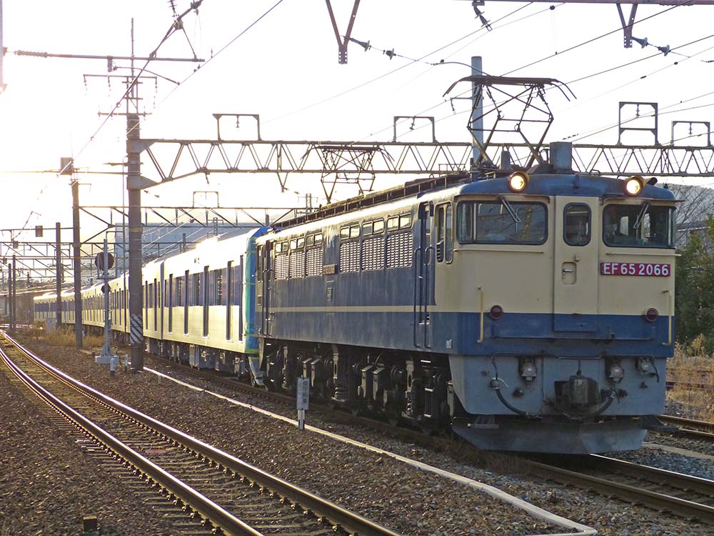 EF65 2066牽引で甲種輸送される 東京都営地下鉄6500形第７編成
