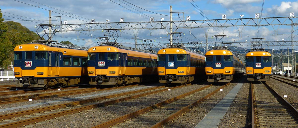 近鉄12200系5並び