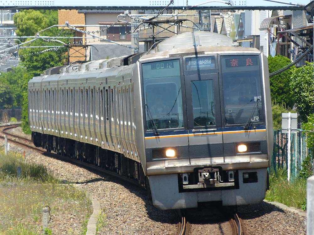 大和路線八尾駅にて、207系F1編成による直通快速。