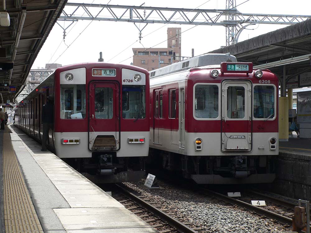 近鉄橿原神宮前駅で並ぶ準急と急行