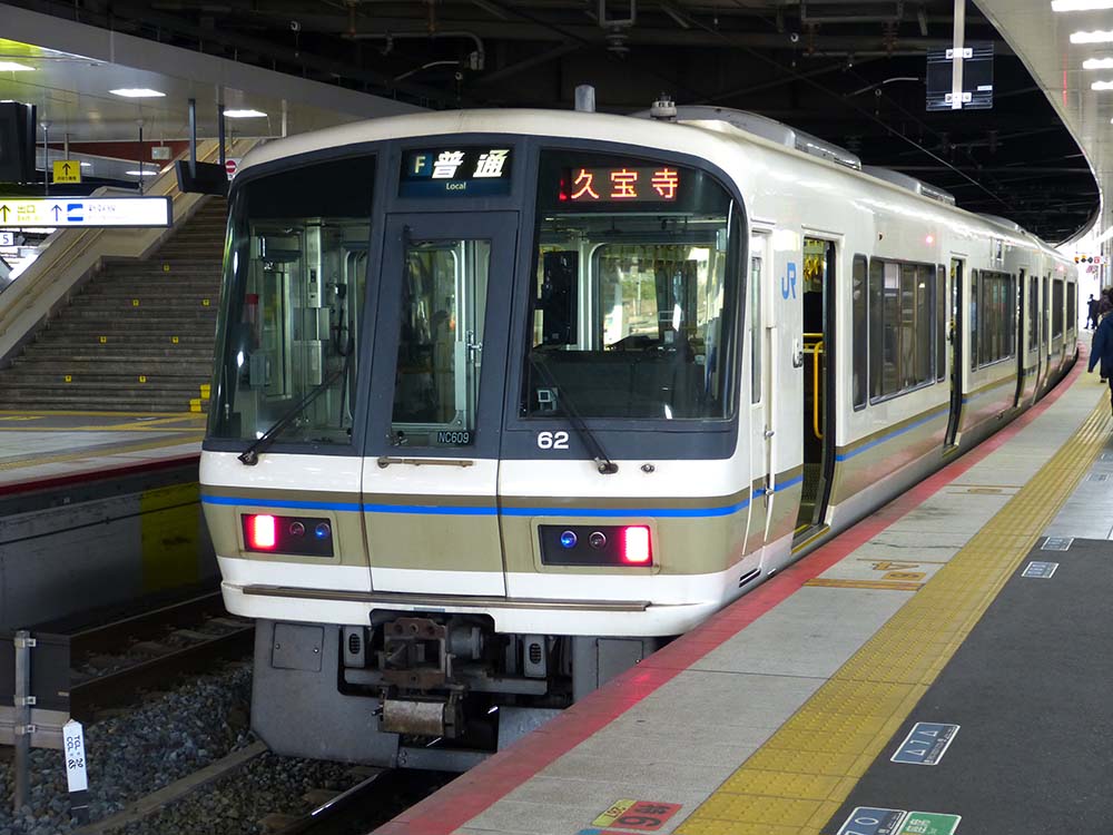 新大阪駅にて、おおさか東線久宝寺行きの２２１系