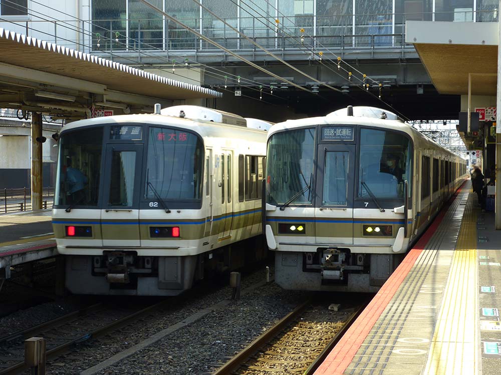 久宝寺駅ホームで並ぶ、おおさか東線普通の221系。