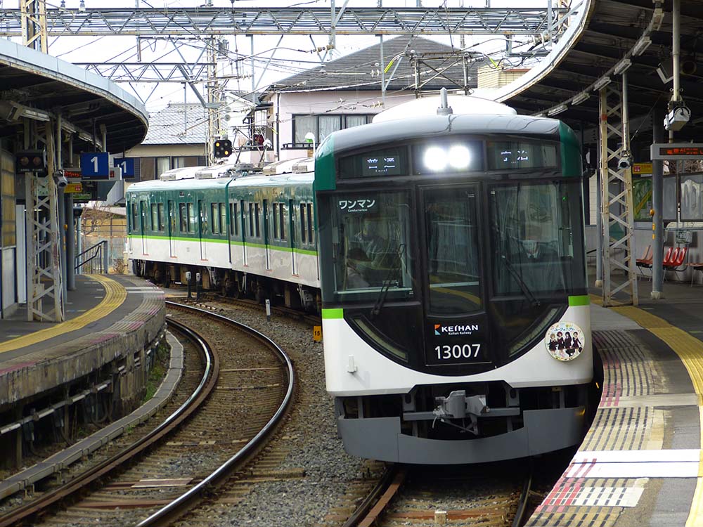 京阪】京阪13000系に『響け！ユーフォニアム』HM掲出開始