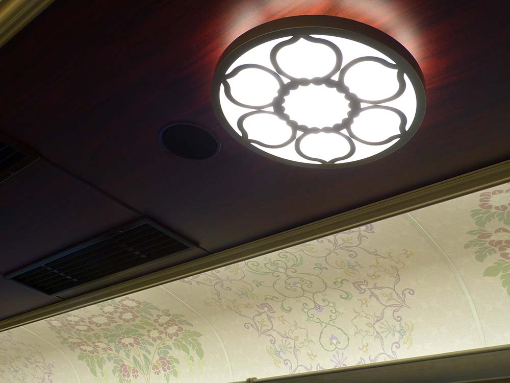 天井の照明や荷駄何も細かい模様がデザインされています。