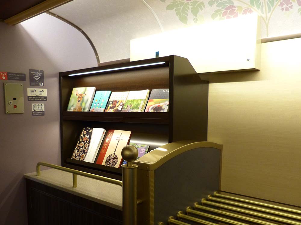 4号車の一角には、ブックコーナーがあります。大阪・京都・奈良に関する雑誌や書籍が置かれていました。