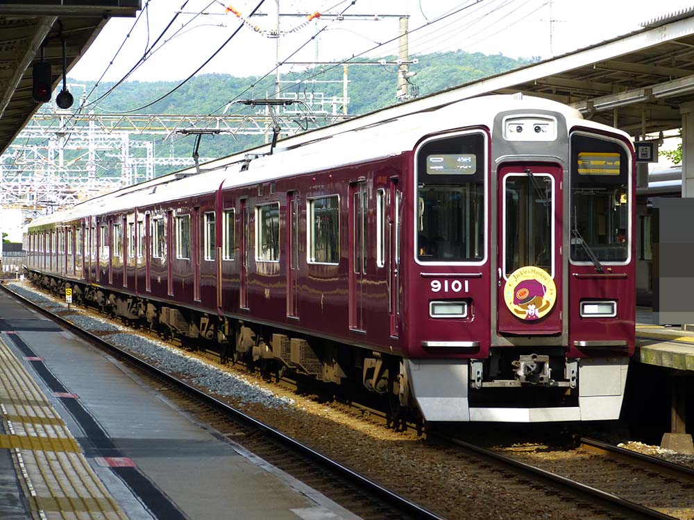 阪急「くまのがっこう」ヘッドマーク　宝塚線バージョンを掲出した9000系9001F