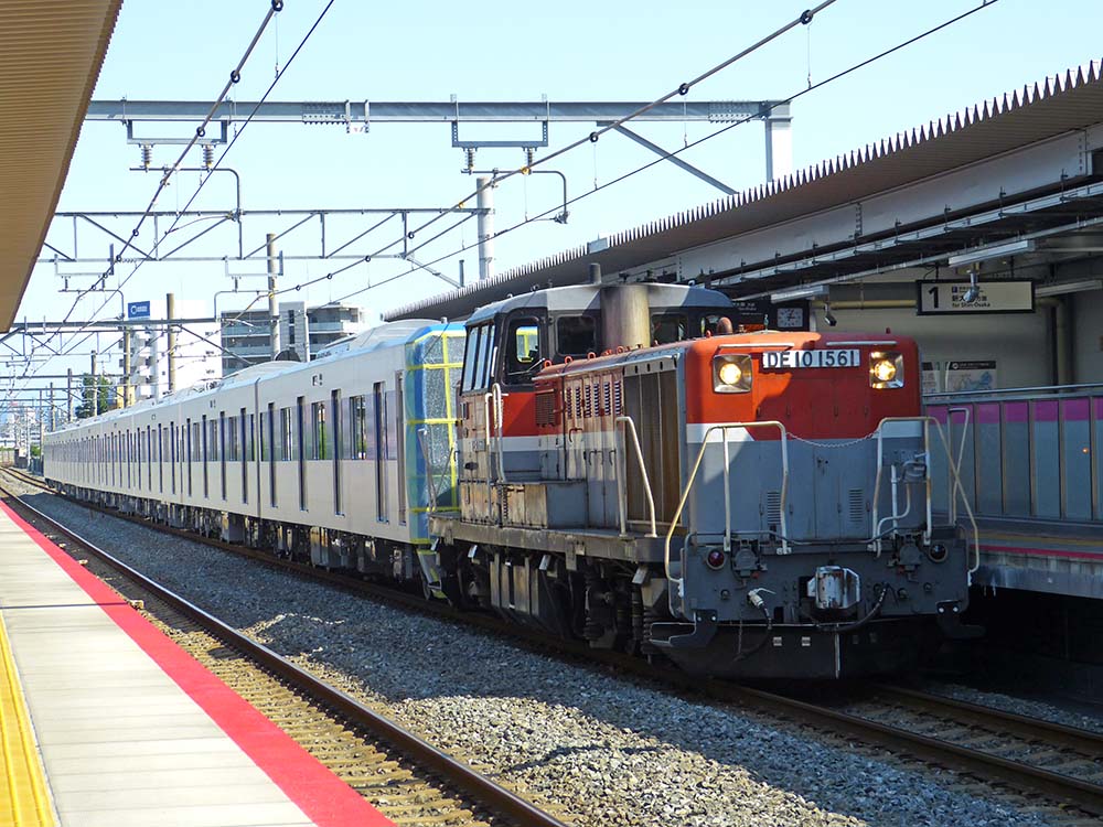 DE10 1561の牽引で甲種輸送される都営三田線用新型車両6500形第10編成