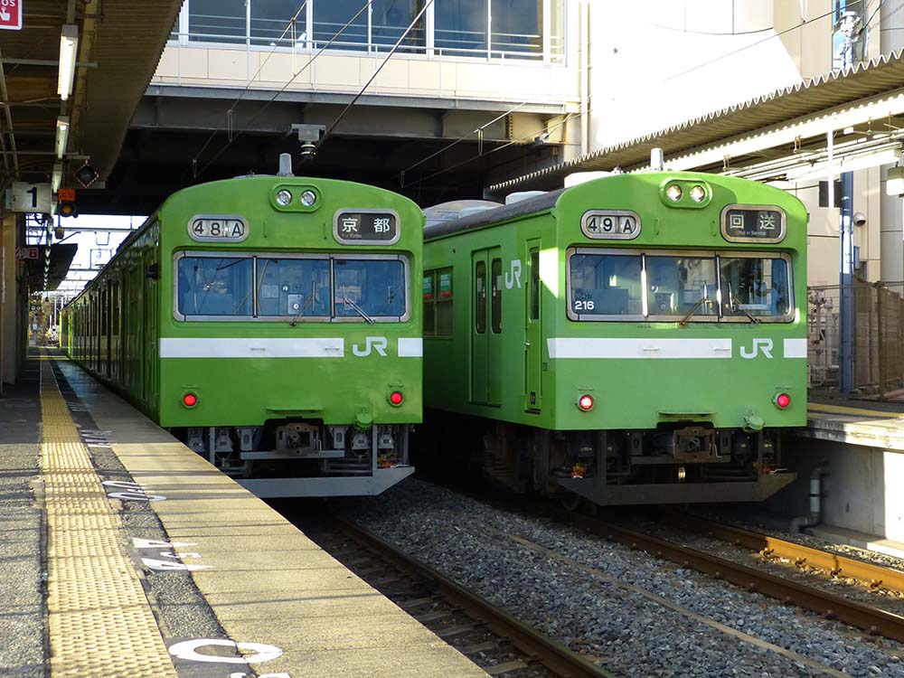 103系NS407編成とNS409編成が、奈良線城陽駅で並びました。