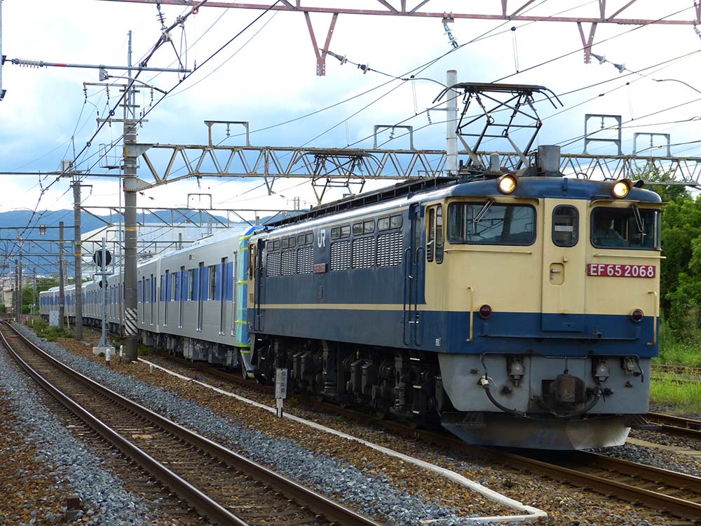 EF65-2068の牽引で甲種輸送される都営三田線用新型車両6500形第11編成