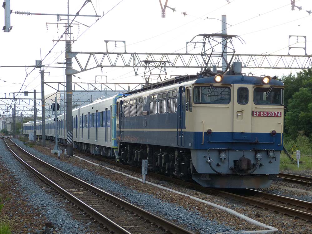 EF65-2074の牽引で甲種輸送される都営三田線用新型車両6500形第13編成