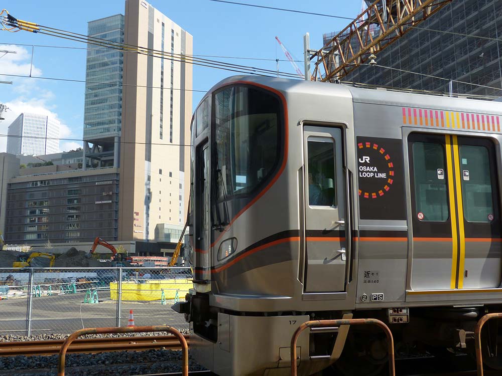 大阪駅北ビルと３２３系