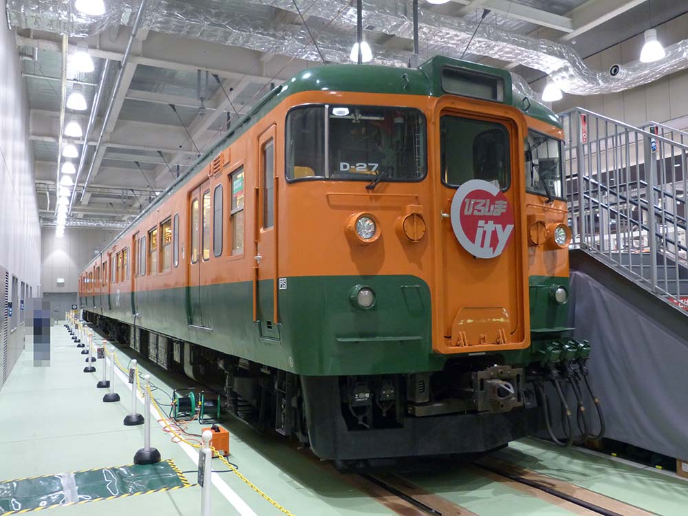 京都鉄道博物館で展示される115系D-27編成（クモハ＋モハの2両）