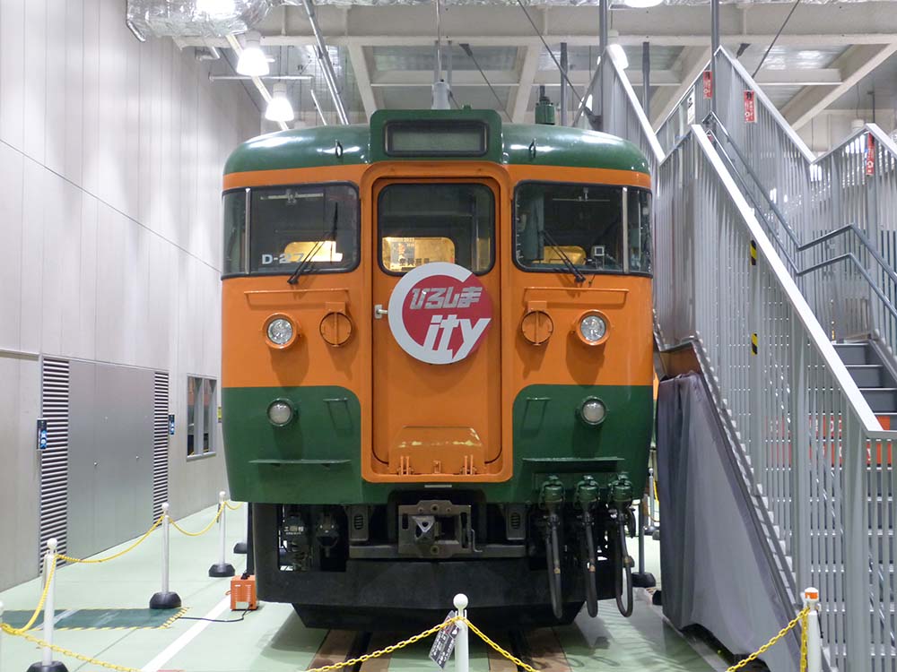 京都鉄道博物館で展示される115系D-27編成（クモハ＋モハの2両）を正面から撮影。
