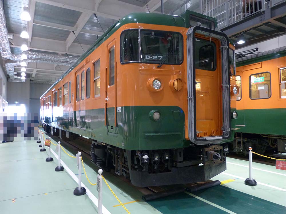 京都鉄道博物館で展示される115系D-27編成（クハ115-410）を正面から撮影。