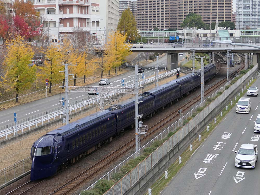 泉北高速鉄道線を走る南海50000系ラピート