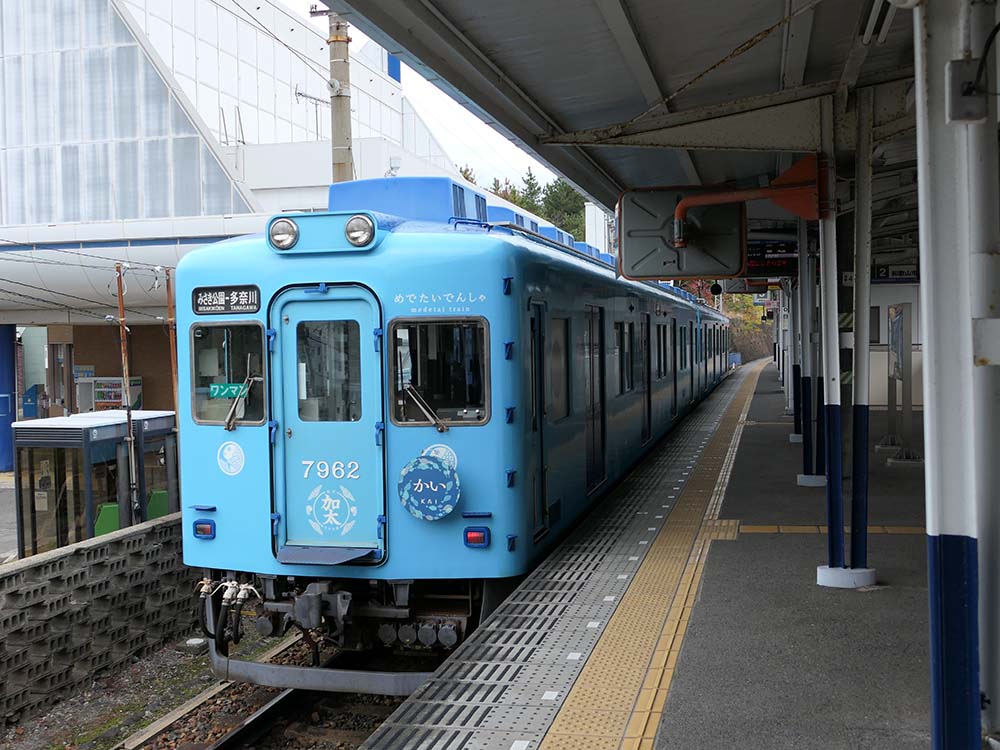 多奈川線を走る「めでたい電車　かい」