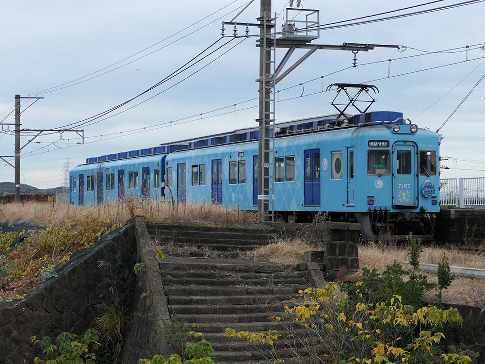 多奈川線を走る「めでたい電車　かい」