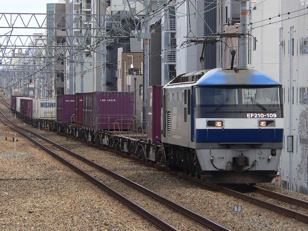 EF210牽引の貨物列車