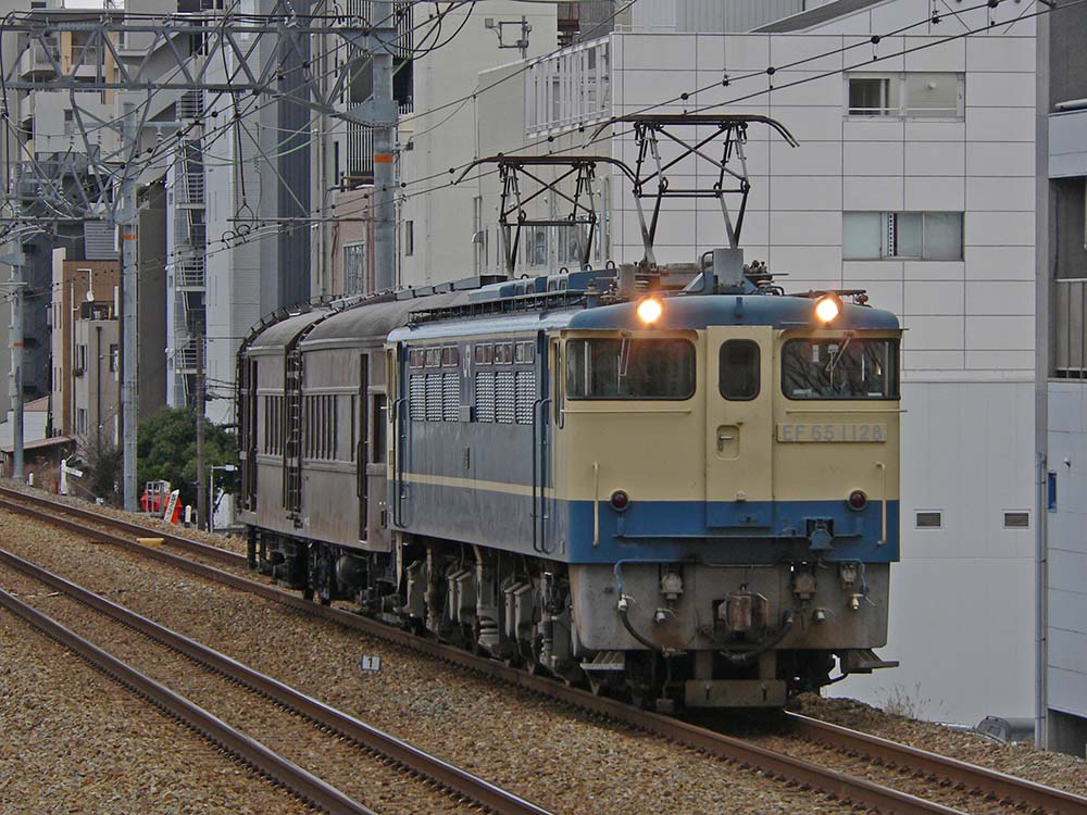 さくら夙川駅を通過するオヤ31の回送列車