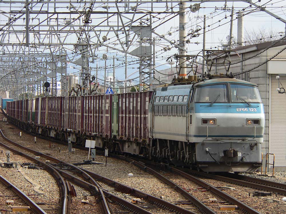 EF66-100番台牽引の貨物列車