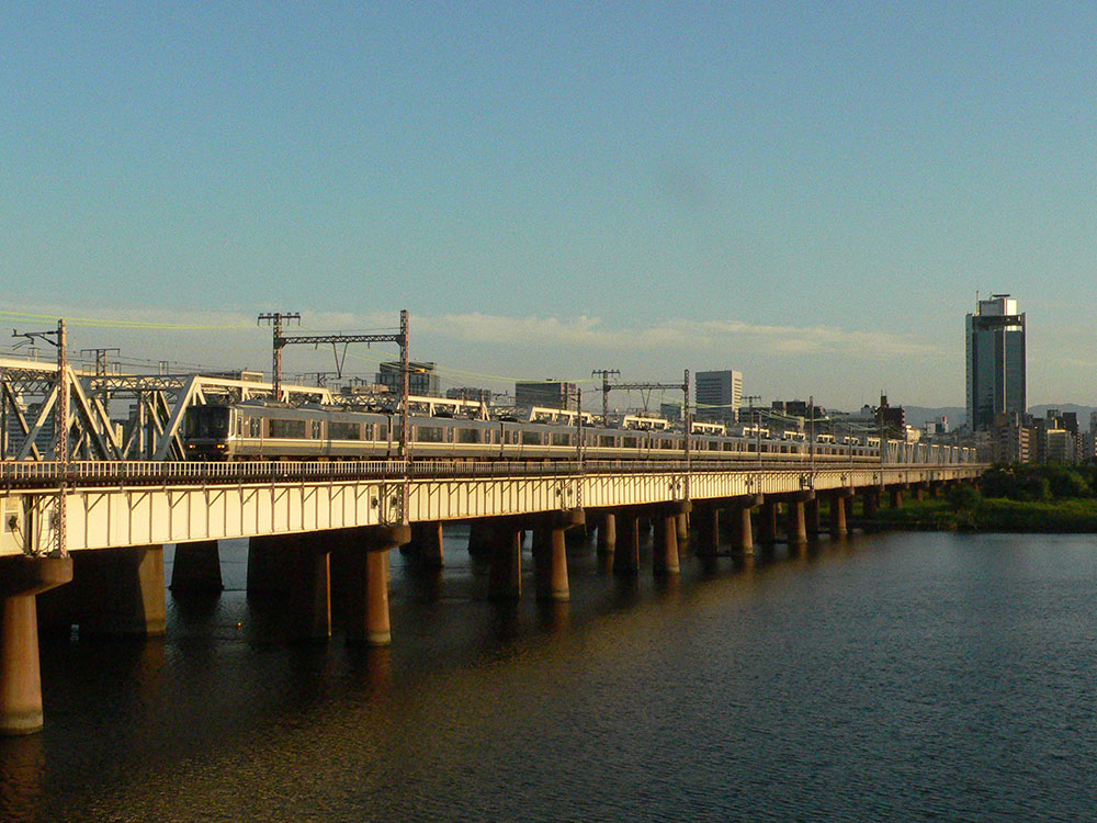 上淀川鉄橋を通過する223系