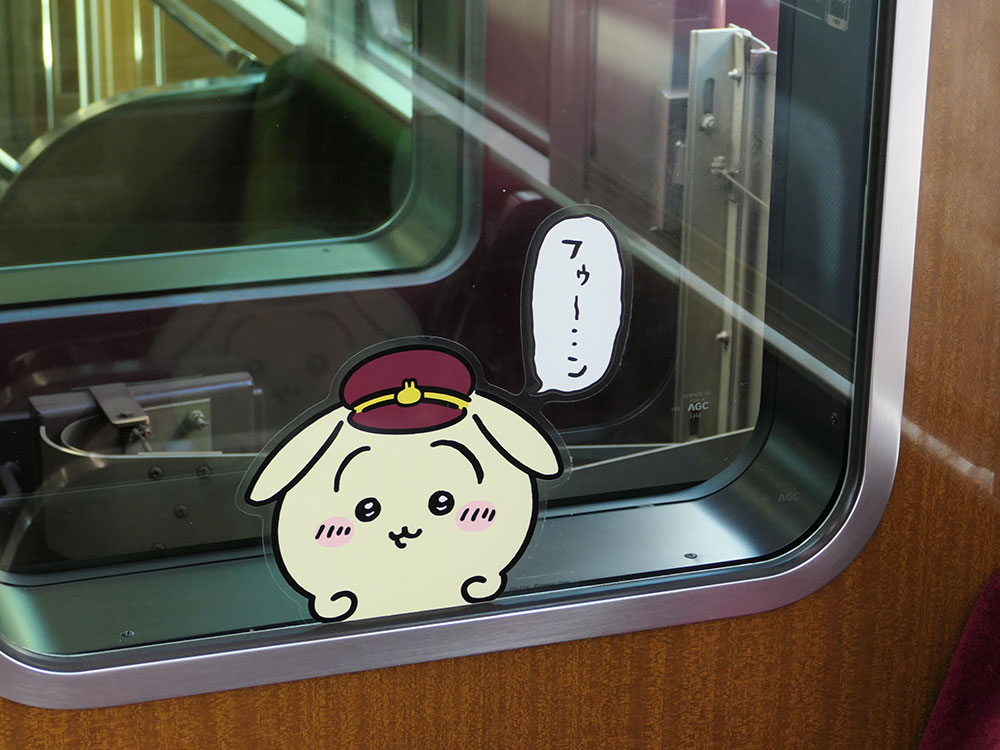 阪急電鉄×ちいかわの装飾列車の車内装飾」