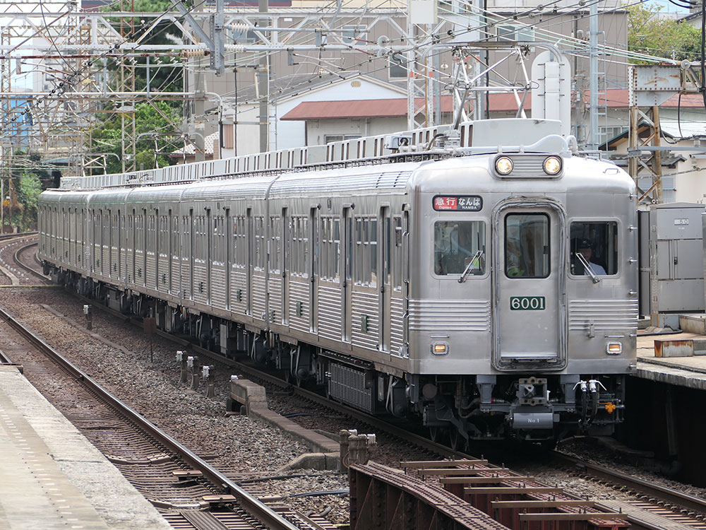 ステンレス無塗装となった南海6000系6001F