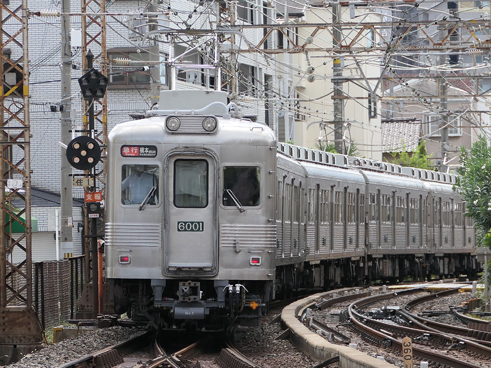 ステンレス無塗装となった南海6000系6001F