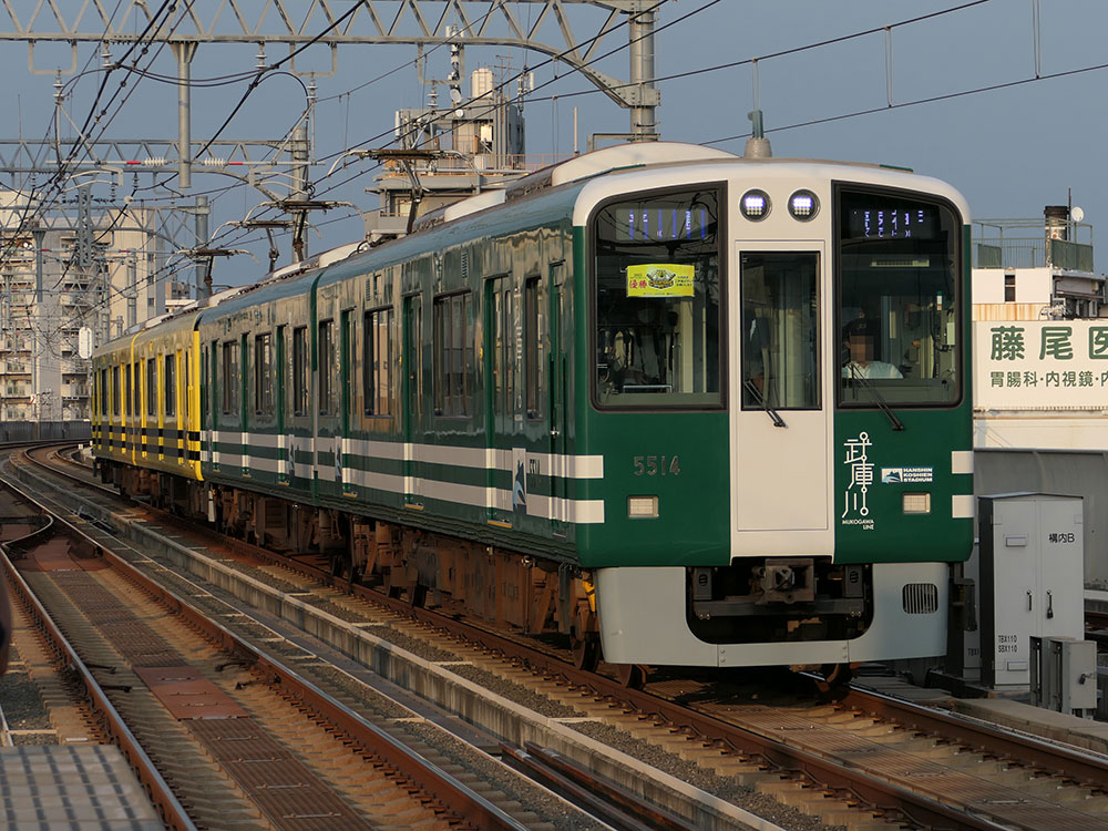 阪神本線を走行する武庫川線用5500系重連