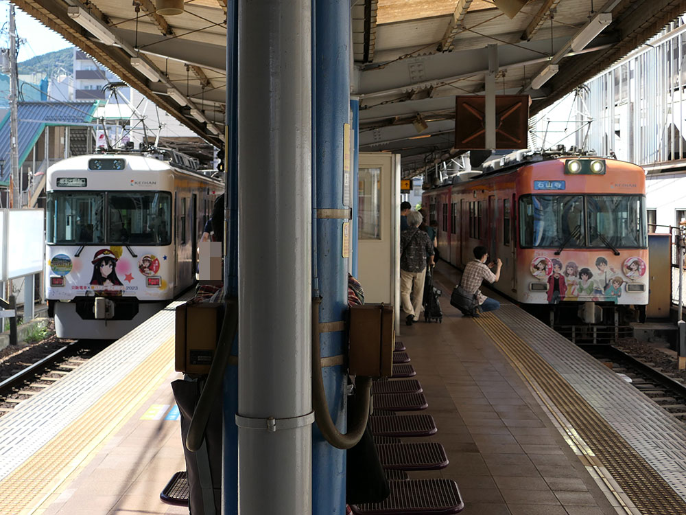 京阪電車×響け！ユーフォニアムラッピング編成が、大津線びわ湖浜大津駅で並ぶ