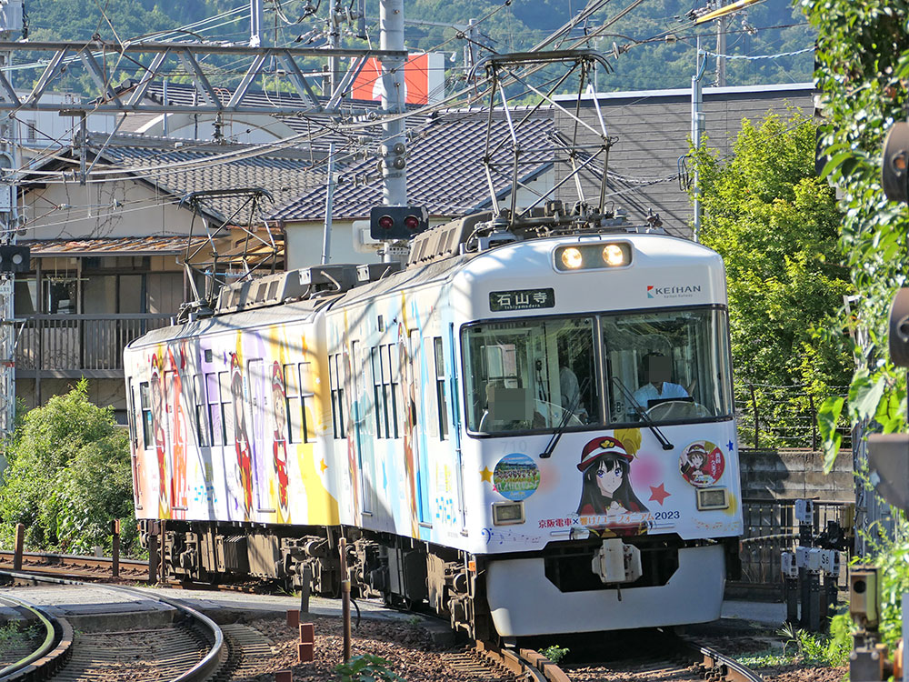 京阪電車×響け！ユーフォニアム2023のラッピングを施した700形709ー710